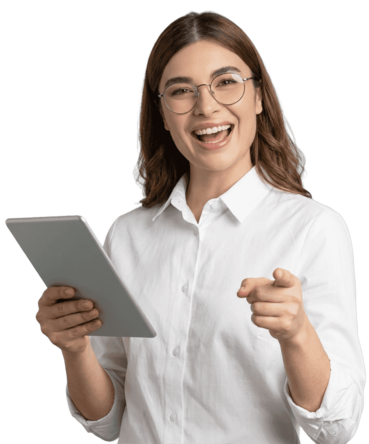 Close de uma nails designer de unhas aplicando gel com precisão usando um pincel fino para modelar o alongamento sobre uma Tip.