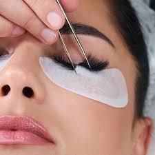 Procedimento de Efeito Rímel e LAMI realizado por especialista em cursos profissionalizantes da Orizon Brasil Sky.